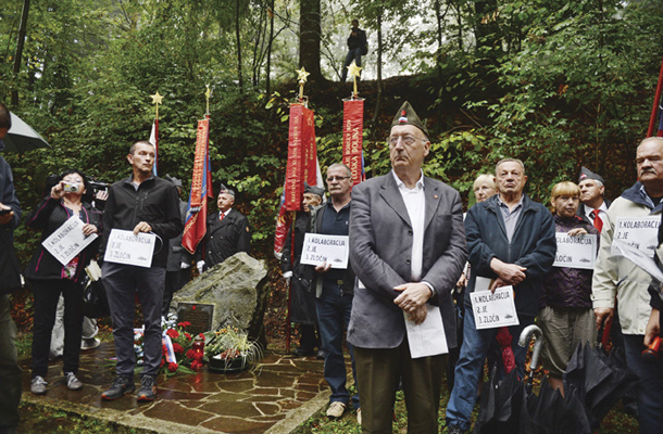 Dr. Jože Pirjevec, predstavniki civilnih organizacij ter borčevski praporščaki ob spomeniku padlim partizanom na Židovniku, na pol poti med Logatcem in Rovtami