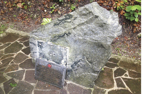 V ponedeljek so neznanci spomenik na Židovniku sneli s skale, na katero je bil pritrjen