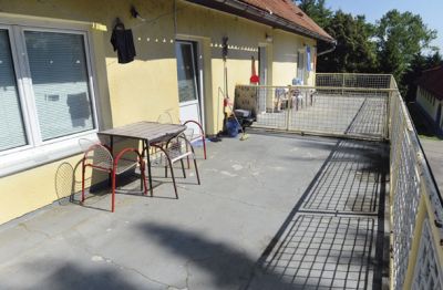 Soba z razgledom in teraso v objektu, v katerem si obsojenci prostor delijo z vodjo zapora in pazniškim kadrom