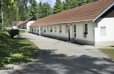 Bivanjski objekti, ki jih ne obdaja obzidje ali bodeča žica. Vhodna vrata zaklepajo in odklepajo obsojenci sami.