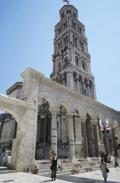 Pred Dioklecijanovo palačo, Split, HR / Foto Boštjan Jarič