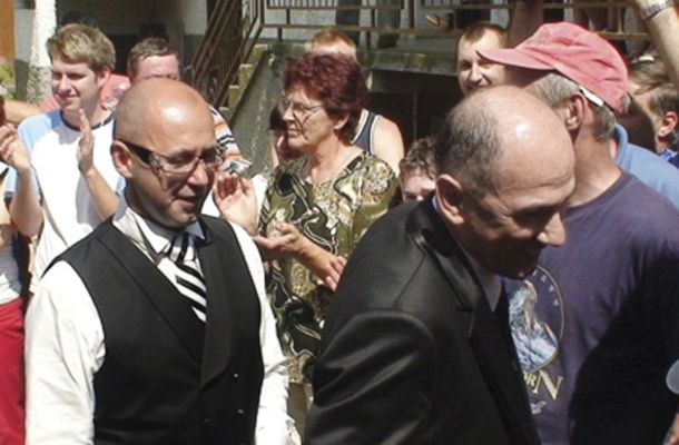Brat bratu preko sestrične? Rajko Janša na poroki Janeza Janše in Urške Bačovnik.