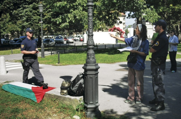 Policijska kontrola in protestnica