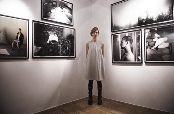 Avtorica Arya Hyytiäinen, otvoritev razstave Razdalja zdaj, Galerija Fotografija, Ljubljana