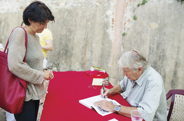 Don McCullin, legendarni vojni fotoreporter, podpisuje knjigo kolegici Meti Krese, Perpignan, Francija