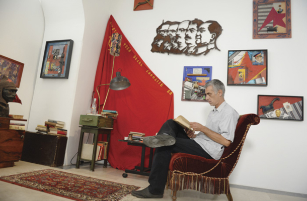 Avtor Marko A. Kovačič: Kotiček za mladega komunista s priporočljivim branjem, Galerija Vžigalica, Ljubljana