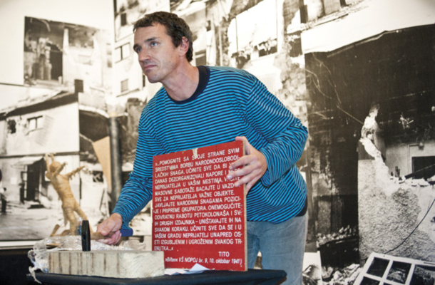 Goran Medjugorac - Gogi vodi dražbo umetniških artefaktov, Galerija Alcatraz, 20 let Metelkove, Ljubljana