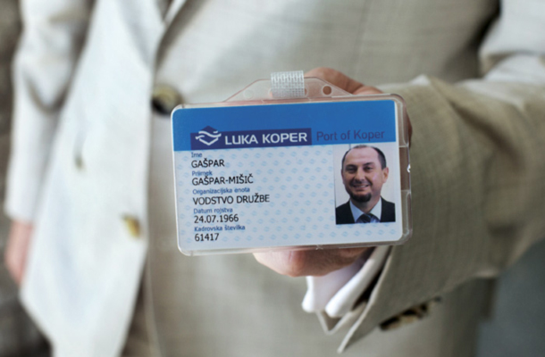 Foto tedna: Dosedanji predsednik uprave Luke Koper Bojan Brank s službeno izkaznico svojega naslednika Gašparja Gašparja Mišiča, prevzem in predaja poslov v Luki Koper