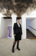 Odprtje 30. grafičnega bienala, »Prekinitev«, MGLC, Grad Tivoli, Ljubljana: Kuratorka bienala Deborah Cullen ob delu Tomasa Espine (Argentina): Oblaki 