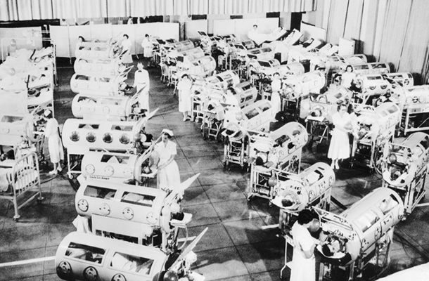 Dvorana z obolelimi za otroško paralizo, ki jim pri dihanju pomagajo železna pljuča. Rancho Los Amigos Respirator Center, Hondo, Kalifornija, 1953.