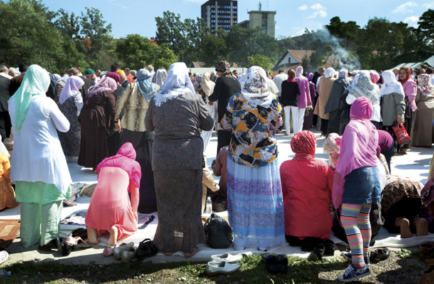Foto tedna: Postavitve temeljnega kamna za Islamski kulturni center v Ljubljani se je udeležilo več tisoč ljudi, Ljubljana, 14. septembra 2013