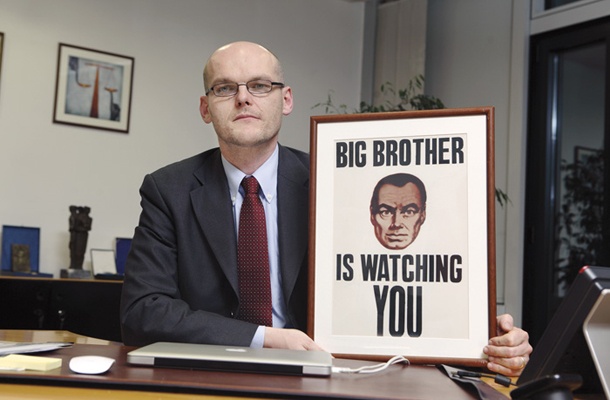 Vasko Simoniti je za Gorana Klemenčiča zapisal: »S tem, ko se je fotografiral premišljeno in etapno v treh variantah s sliko „Big Brother is watching you“ je pokazal resnično omejenost in prezir do človeškega trpljenja ... Goran Klemenčič pestuje svoj drugi jaz in hrepeni po nadzorovanju in obvladovanju drugega.«