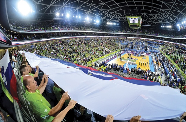 Kako to, da neka tako banalna stvar, kot je igra z žogo, iz ljudi potegne več nacionalnega ponosa kot vse intelektualno zaklinjanje na pomen patriotizma in čaščenje kulta zastave?