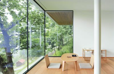 Otroška soba z minimalističnimi stoli in mizo japonskega proizvajalca Muji.