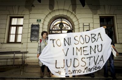 Protest pred ljubljanskim sodiščem po razglasitvi sodbe 