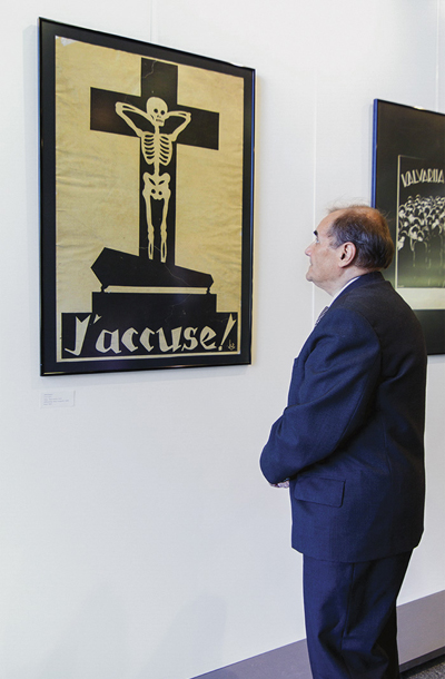 Literat Vladimir Gajšek na razstavi Petra Kocjančiča: Slovenski filmski plakat, NLB Galerija Avla, Ljubljana