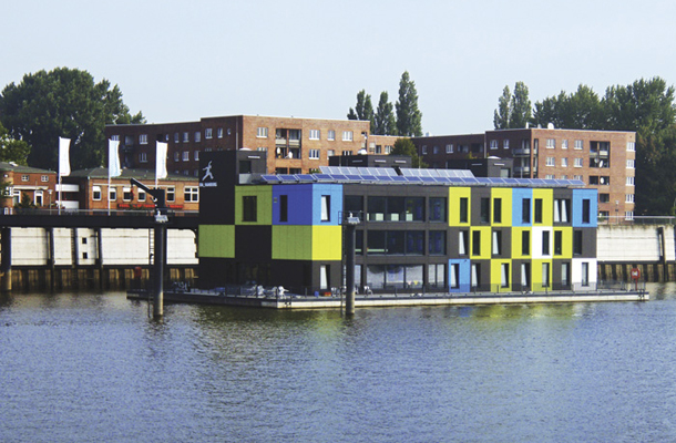Sedež IBA Hamburg 2013 je na plavajočem doku, ki je energetsko v celoti samozadosten. Zasnoval ga je arhitekt Han Slawik.