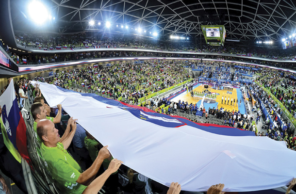Kako to, da neka tako banalna stvar, kot je igra z žogo, iz ljudi potegne več nacionalnega ponosa kot vse intelektualno zaklinjanje na pomen patriotizma in čaščenje kulta zastave?
