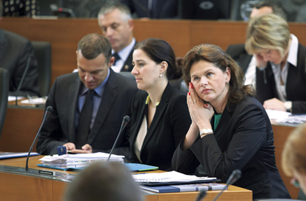 Finančni minister Uroš Čufer in predsednica vlade Alenka Bratušek v parlamentu