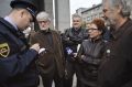 Nasprotniki raprodaje Mladinske knjige so pripravili protest pred stavbo, v kateri je bila dražba. Edina institucija, ki jih je obiskala, je bila policija. Na sliki pesnik in dramatik Ivo Svetina, urednica za izvirno leposlovje v Mladinski knjigi Nela Malečkar in Matjaž Hanžek (TRS).