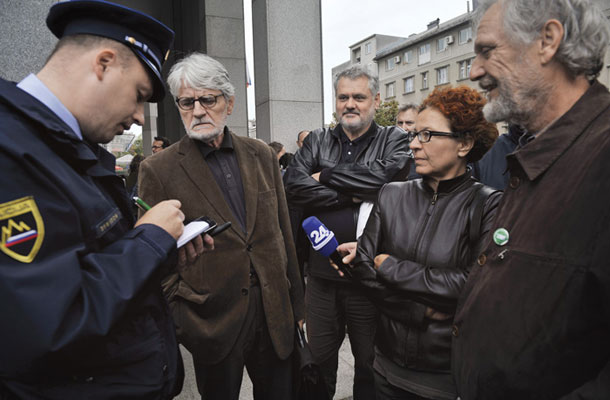 Nasprotniki raprodaje Mladinske knjige so pripravili protest pred stavbo, v kateri je bila dražba. Edina institucija, ki jih je obiskala, je bila policija. Na sliki pesnik in dramatik Ivo Svetina, urednica za izvirno leposlovje v Mladinski knjigi Nela Malečkar in Matjaž Hanžek (TRS).