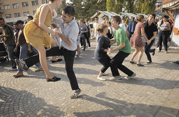 Plesalci svinga, vseslovenski festival nevladnih organizacij LUPA, Prešernov trg, Ljubljana