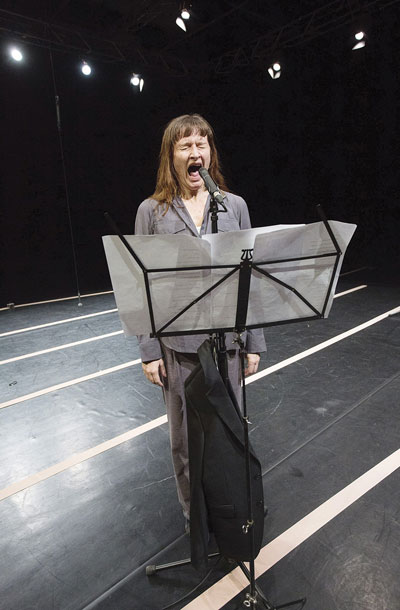 Maja Delak: Kaj če/What if, solo predstava, premiera na festivalu Mesto žensk, Stara mestna elektrarna, Ljubljana