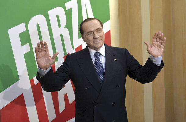 Silvio Berlusconi je podprl vlado, ki jo hoče zrušiti