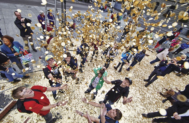 Dež kovancev pred švicarskim parlamentom