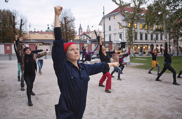 Lara Ritosa Roberts: Jugo joga, participatorni performans, Kongresni trg, Ljubljana