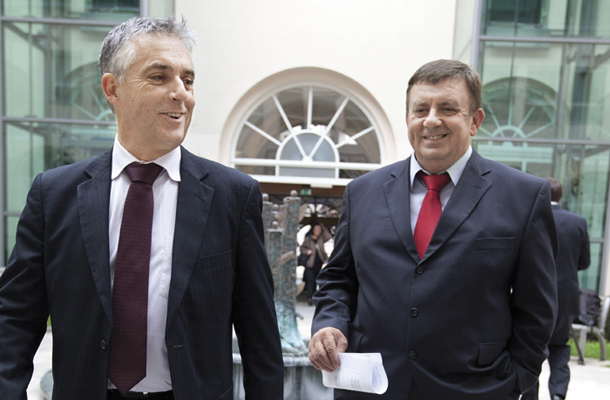 Zdravstveni minister Tomaž Gantar (levo) si ne pusti, da bi mu svetoval direktor javne zavarovalnice Samo Fakin (desno), za svetovalca ima raje vodjo zasebne zavarovalnice. 