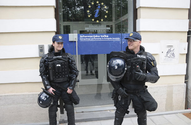 Med zadnjimi vstajami v Ljubljani je policija zavarovala tudi predstavništva evropske unije. pa še niti 10 let ni minilo od evromanije ob vstopu Slovenije v EU.