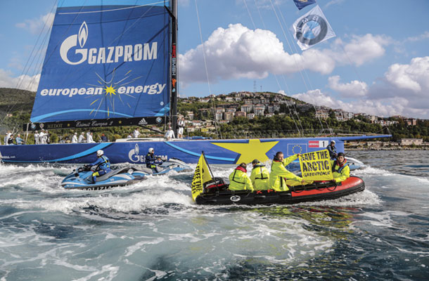Foto tedna: Akcija Greenpeacea proti okoljsko spornemu črpanju nafte v Arktičnem morju, jadralska regata Barcolana, Tržaški zaliv