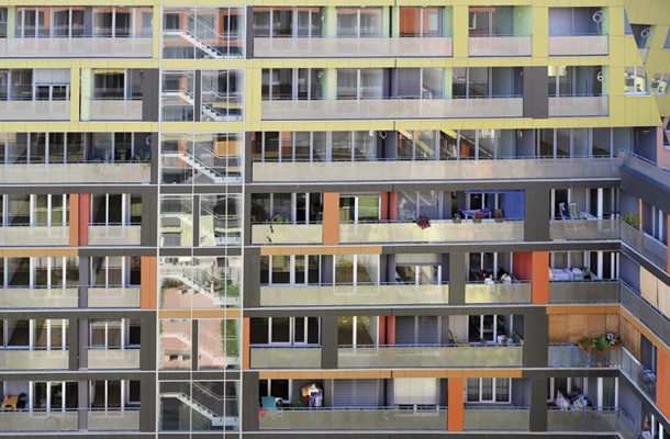 V Celovških dvorih je prostora za okoli 3500 stanovalcev. Trenutno jih je okoli 1400 in skoraj vsi so neprofitni najemniki.