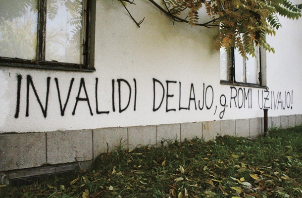 Grafit, ki v Murski Soboti mimoidoče že dve leti opozarja na privilegirane Rome