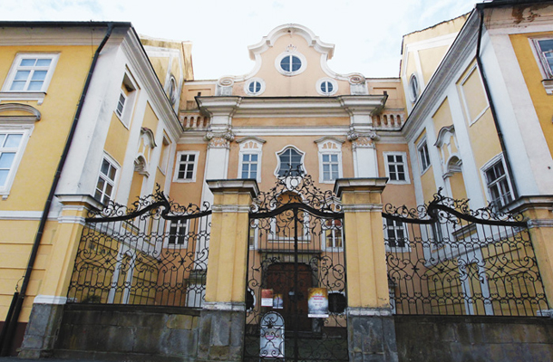 Tudi zastavljena Alojzijeva cerkev naj bi kmalu prišla v last in posest graške škofije. 