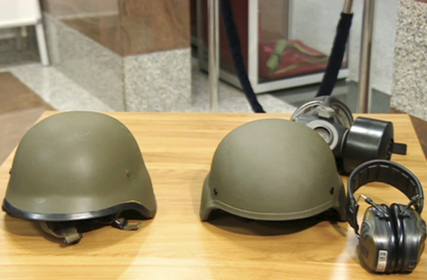 Stare in nove čelade za zaščito vojaških glav