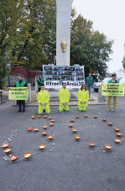 Podpora 30 aretiranim protestnikom proti načrtom ruskega podjetja Gazprom, ki želi črpati nafto na Arktiki, manifestacija Greenpeacea, Trg francoske revolucije, Ljubljana