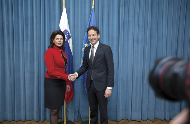 Prijazni nasmeh Alenke Bratušek in vodje evroskupine Jeroena Dijsselbloema. Ta trdi, da Slovenija ni poskusni zajček. Mu lahko verjamemo?