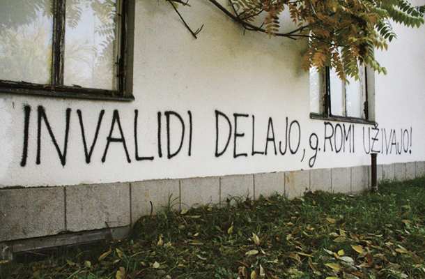 Grafit, ki v Murski Soboti mimoidoče že dve leti opozarja na privilegirane Rome 