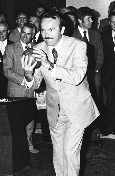Zvone Dragan leta 1982, takrat podpredsednik zvezne jugoslovanske vlade, na odprtju hotela, ki so ga na Poljskem zgradila slovenska podjetja