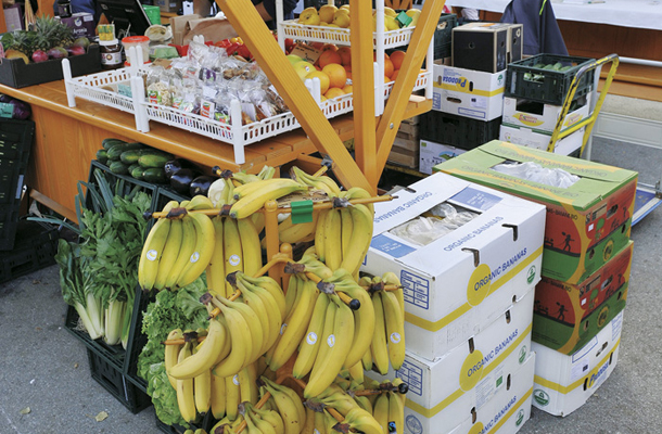Eko stojnica na ljubljanski tržnici. Po podatkih iz leta 2010 naj bi bilo kar 80 odstotkov ekoloških živil na slovenskem tržišču uvoženih.