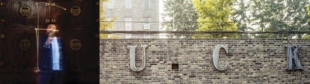 Ai Weiwei in znani napis FUCK z njegovega vrta. Ko smo ga prosili, da s svetilko naredi eno od črk, je izbral črko F. Ker se v angleščini s to črko začne beseda svoboda (freedom). In seveda tudi beseda fuck.