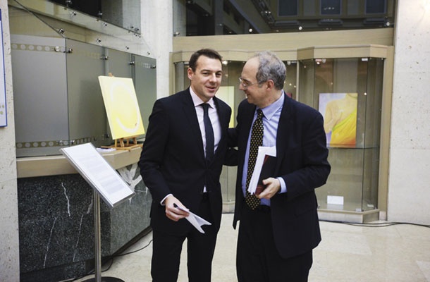 Finančni minister Uroš Čufer in vodja inšpekcije Mednarodnega denarnega sklada Antonio Spilimbergo. Nasvet je nedvoumen: Prodajte! Prodajte! Prodajte!