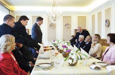 Borut Pahor je 6. novembra priredil kosilo za sodnice in sodnike ustavnega sodišča v Vili Podrožnik. (2. novembra je praznoval rojstni dan.) Natakarji v belih rokavicah natakajo Batičev Rose iz Vipavske doline v steklenicah Oskarja Kogoja. (Nobel steklenica, ki pa stane le 15 evrov.)