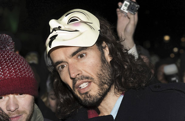 Russell Brand na shodu Anonymous Million Mask March v Londonu, 5. novembra 2013