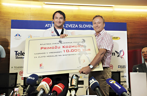 Med večjimi lastniki visoko tveganih hibridnih obveznic Abanke je tudi eden najuspešnejših slovenskih športnikov Primož Kozmus. (na fotografiji med sprejemanjem nagrade za osvojeno zlato medaljo na svetovnem prvenstvu leta 2009)