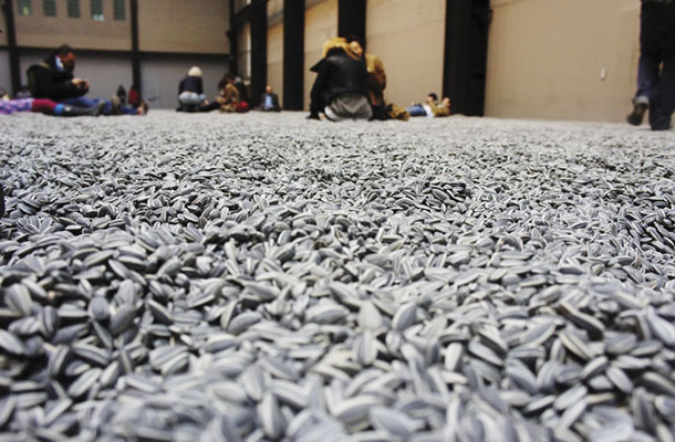   Leta 2010 je v londonski galeriji Tate Modern predstavil osupljivo instalacijo Sončnična semena, kjer je zbral 100 milijonov ročno izdelanih sončničnih semen iz porcelana.