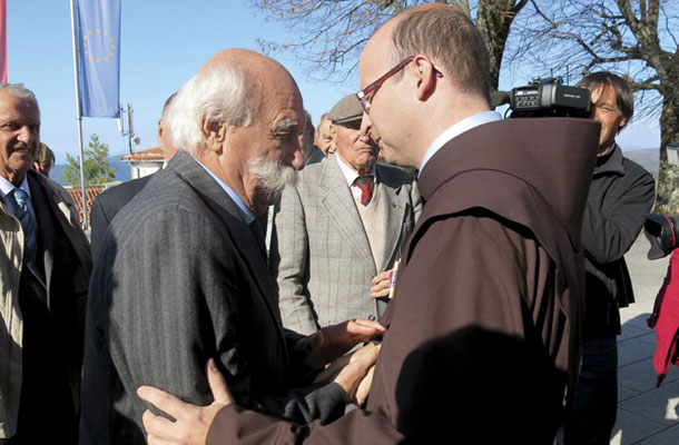 Stisk roke med Janezom Stanovnikom in frančiškanom Bogdanom Knavsom 