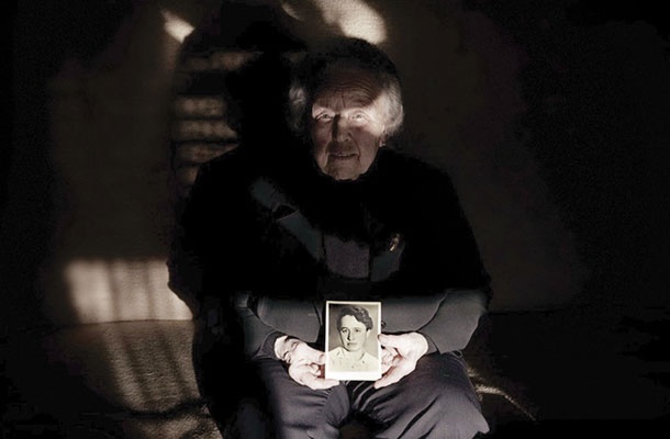 Magda Lovec s fotografijo svoje mame Justine Trtnik, ki se je izčrpana vrnila iz Gonarsa, a bila kmalu usmrčena na Urhu.